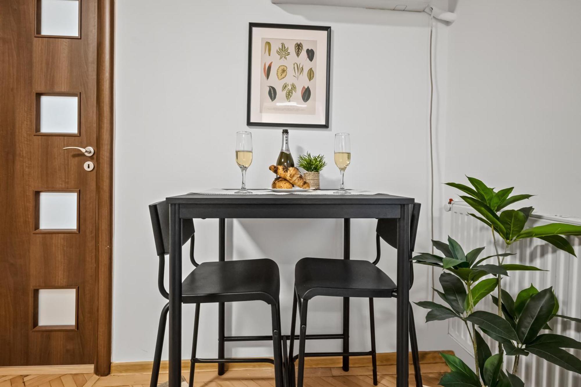 Earthy Escape - Central Apt With Balcony บูคาเรสต์ ภายนอก รูปภาพ